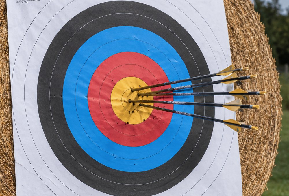 Pfeile im Gold einer Zielscheibe